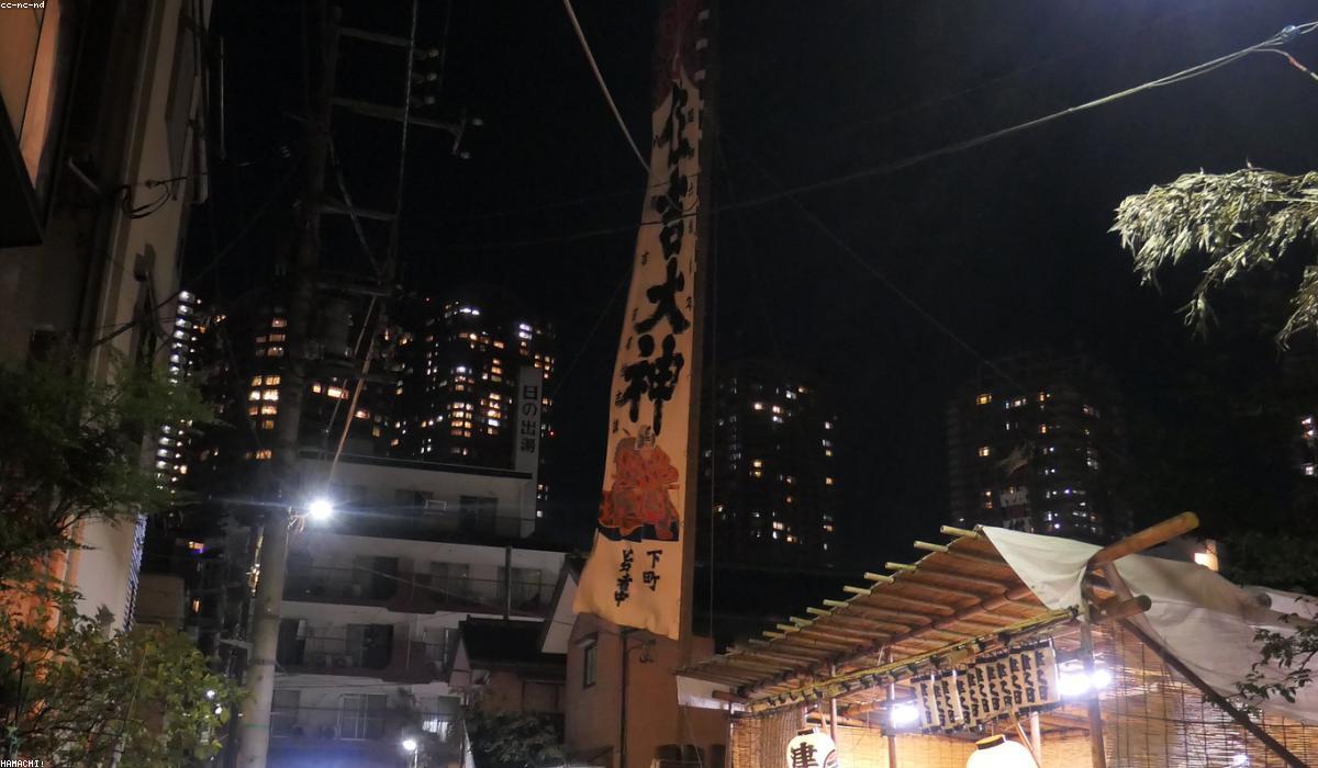 夜に開かれる日本の祭りの情景