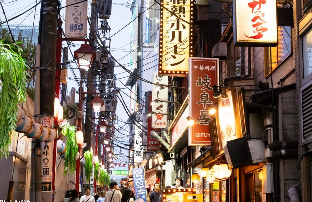 夜の灯りがともる日本の飲食店街
