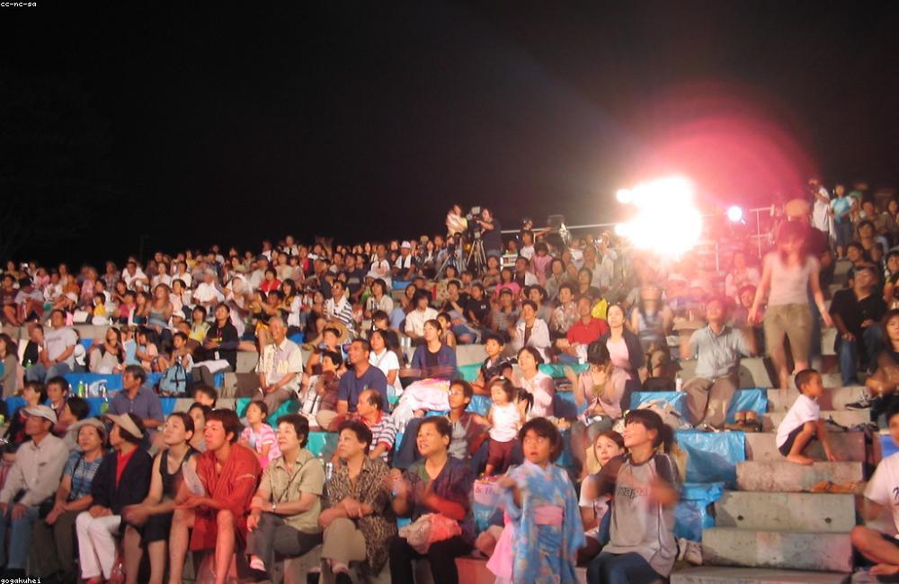 日本の野外イベントに集まる観客